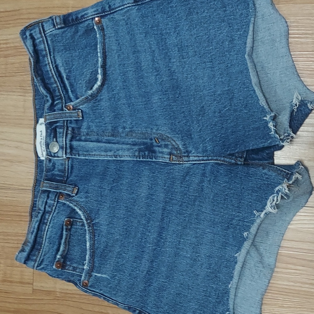 Abercrombie 4 inch High Rise Mom Short